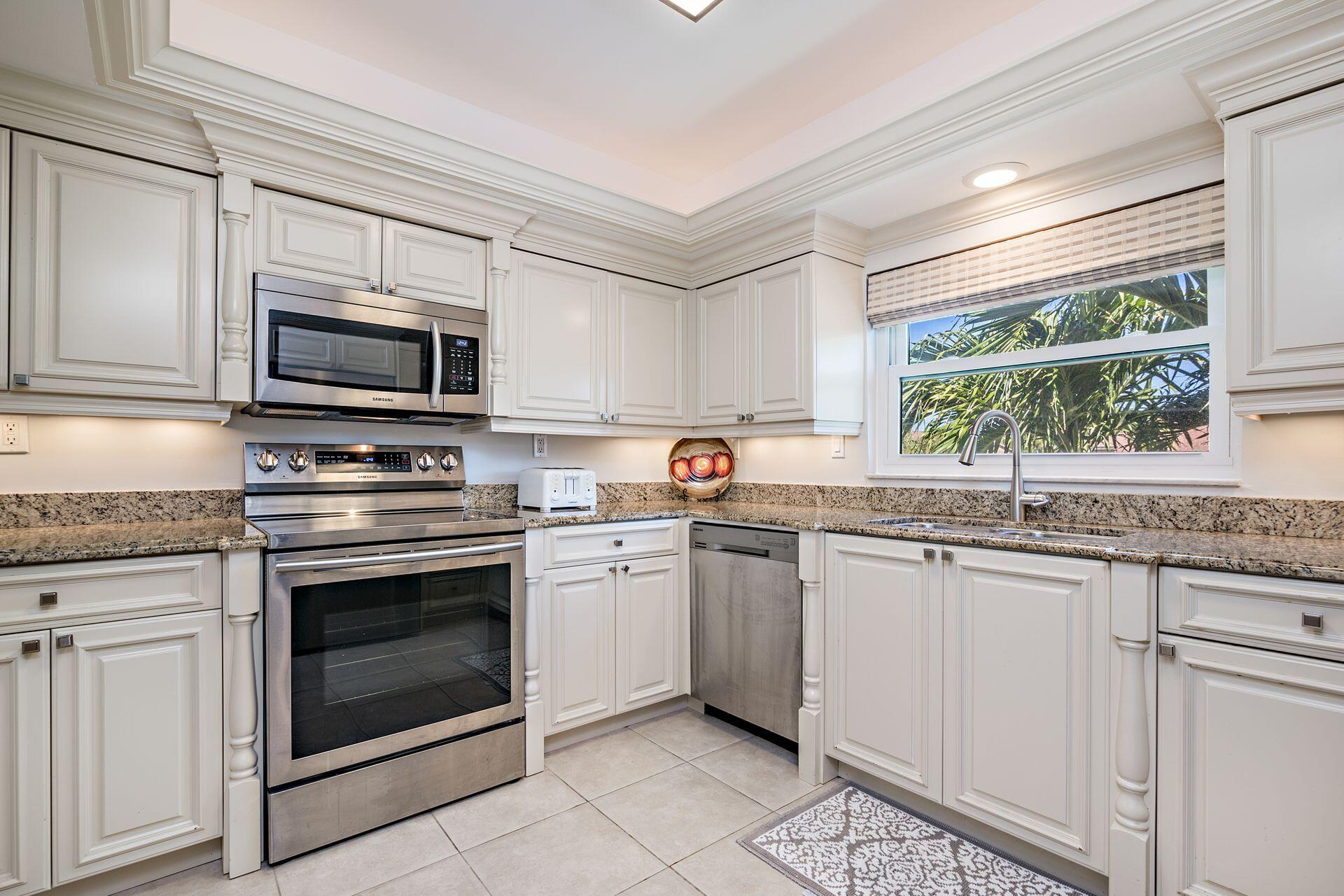 1002 Clubhouse Circle Jupiter, FL 33477 - Photo 5 of 34 1002 Kitchen