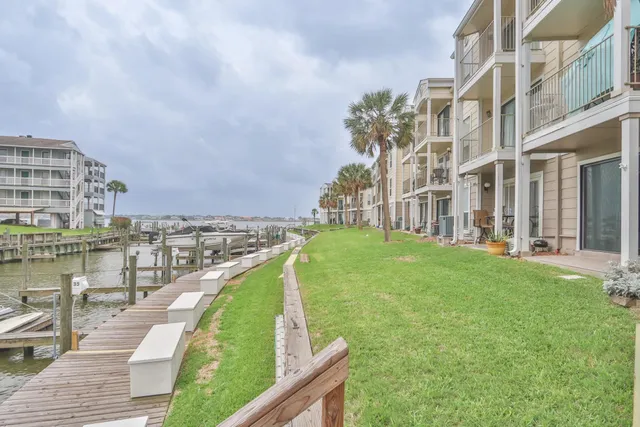 $180,000 | 114 Yacht Club Lane, Unit 114, El Lago, TX 77586