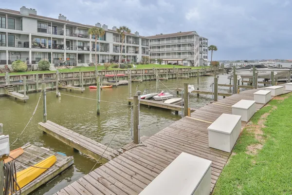 $170,000 | 114 Yacht Club Lane, Unit 114, Seabrook, TX 77586