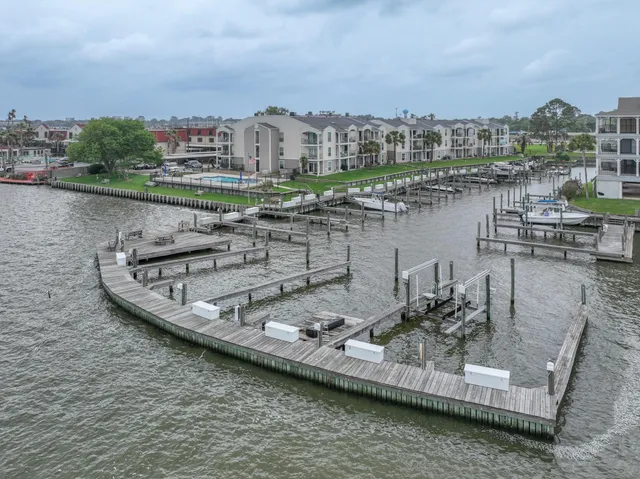 $180,000 | 114 Yacht Club Lane, Unit 114, El Lago, TX 77586