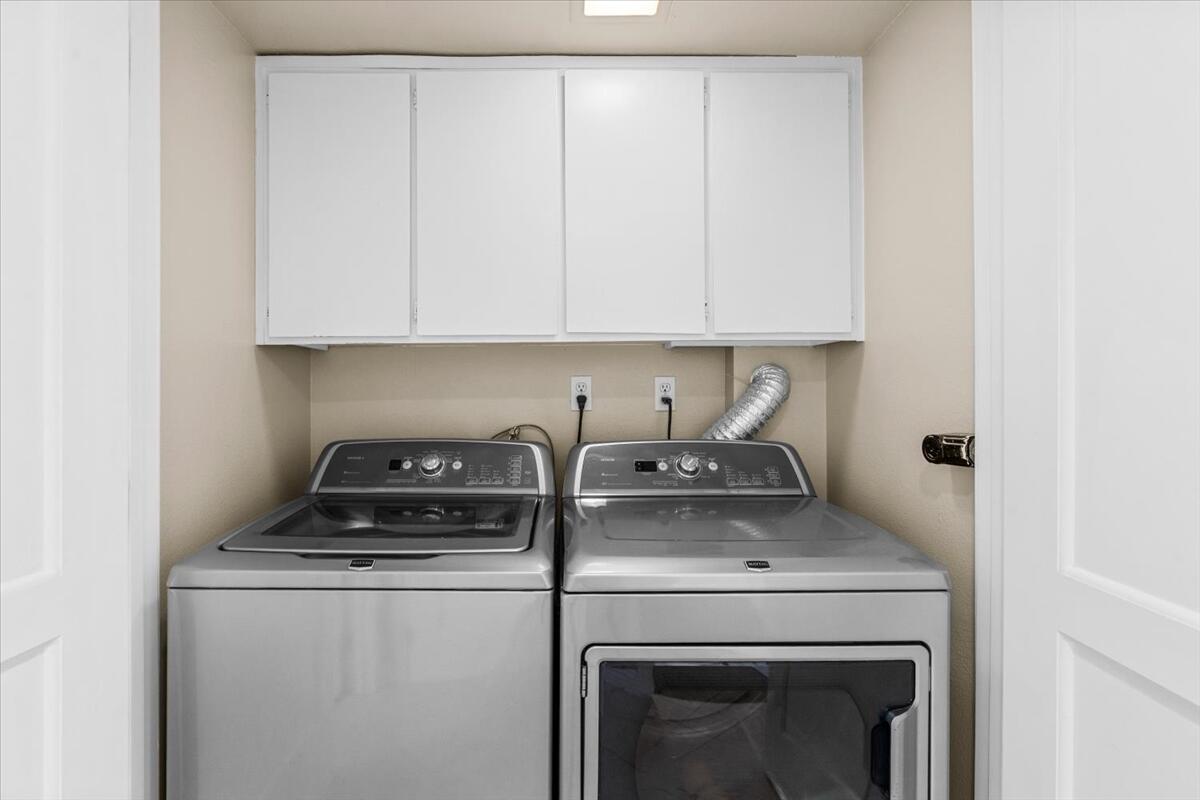 3155 Ramon Road, Unit 312 Palm Springs, CA 92264 - Photo 22 of 34 a utility room with dryer and washer