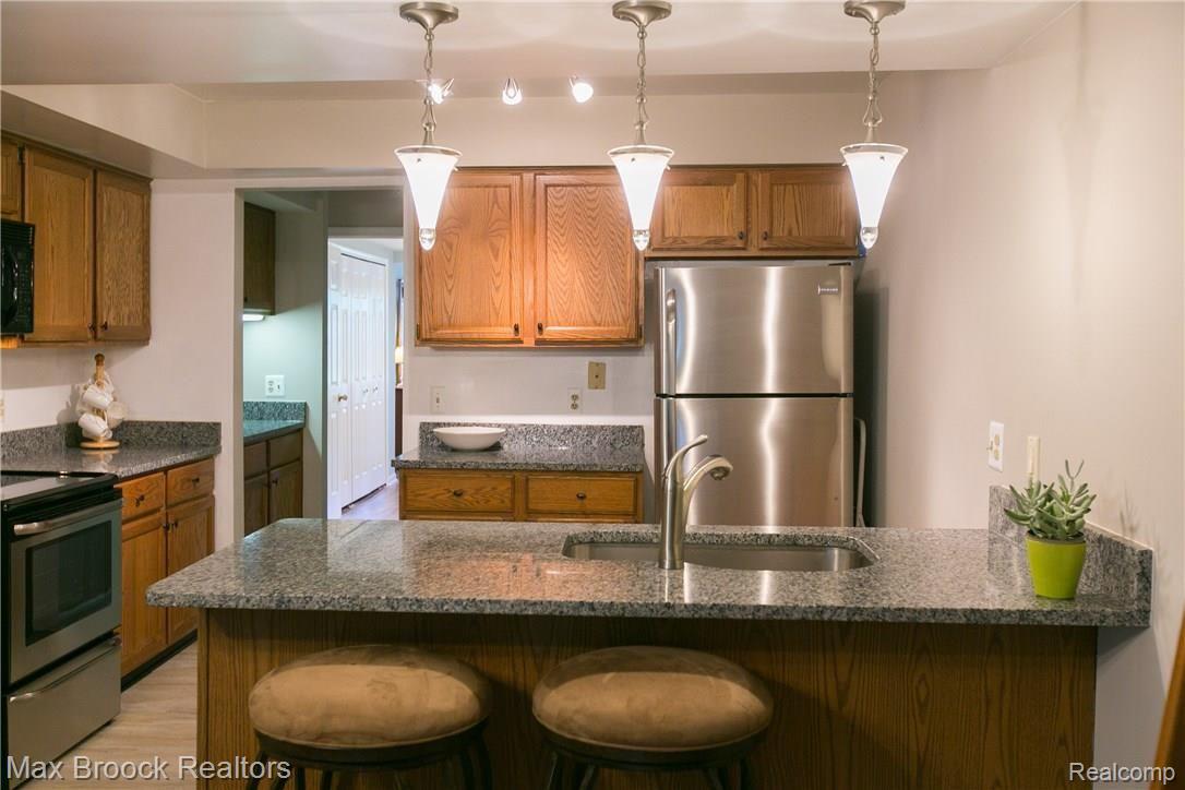 1655 Huntington Park Rochester, MI 48309 - Photo 18 of 40 Plenty of Counter space