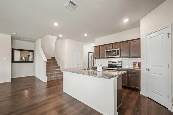 $3,000 | 901 Euston Street, Denton, TX 76207