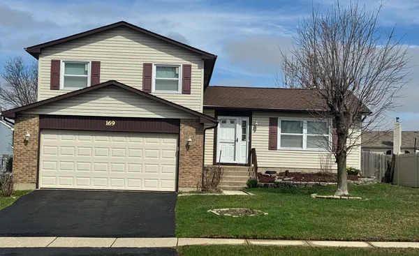 $2,850 | 169 Pebble Creek Trail, Carol Stream, IL 60188