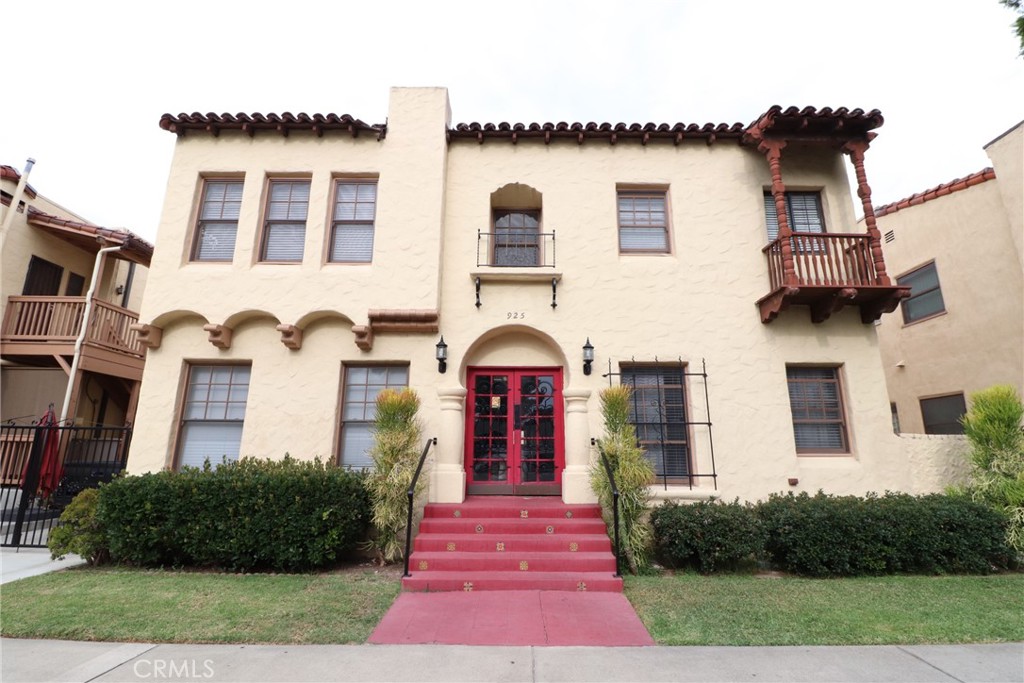 925 North Lacy Street, Unit 4 Santa Ana, CA 92701 - Photo 1 of 20 a front view of a house with a yard