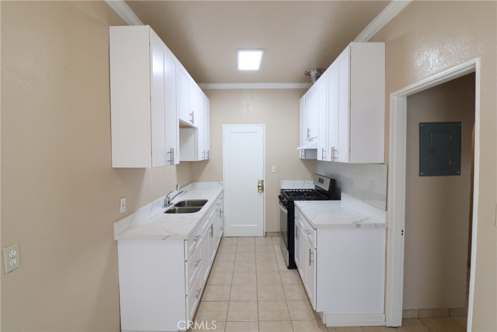 925 North Lacy Street, Unit 4 Santa Ana, CA 92701 - Photo 12 of 20 a kitchen that has a sink and a stove in it