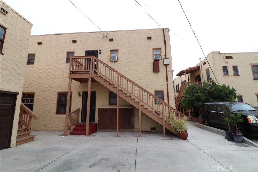 925 North Lacy Street, Unit 4 Santa Ana, CA 92701 - Photo 16 of 20 a view of a house with sitting area and furniture