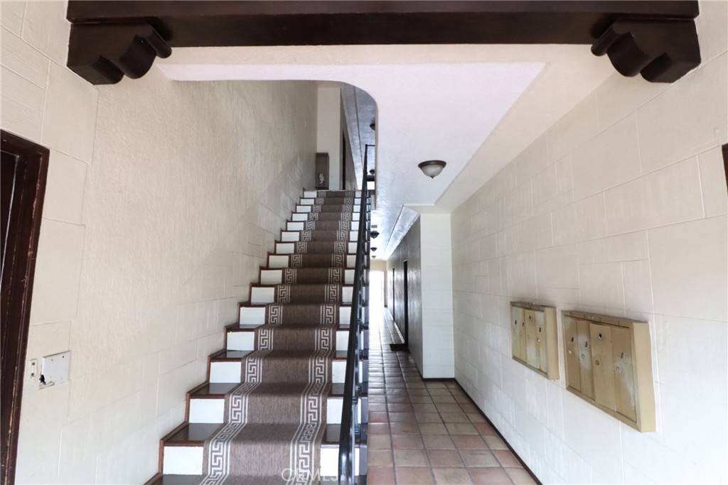 925 North Lacy Street, Unit 4 Santa Ana, CA 92701 - Photo 19 of 20 a view of entryway and hall