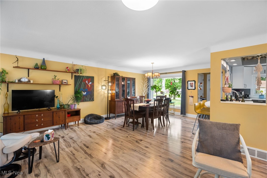 1143 Hansford Road Lyndhurst, OH 44124 - Photo 7 of 42 Dining area