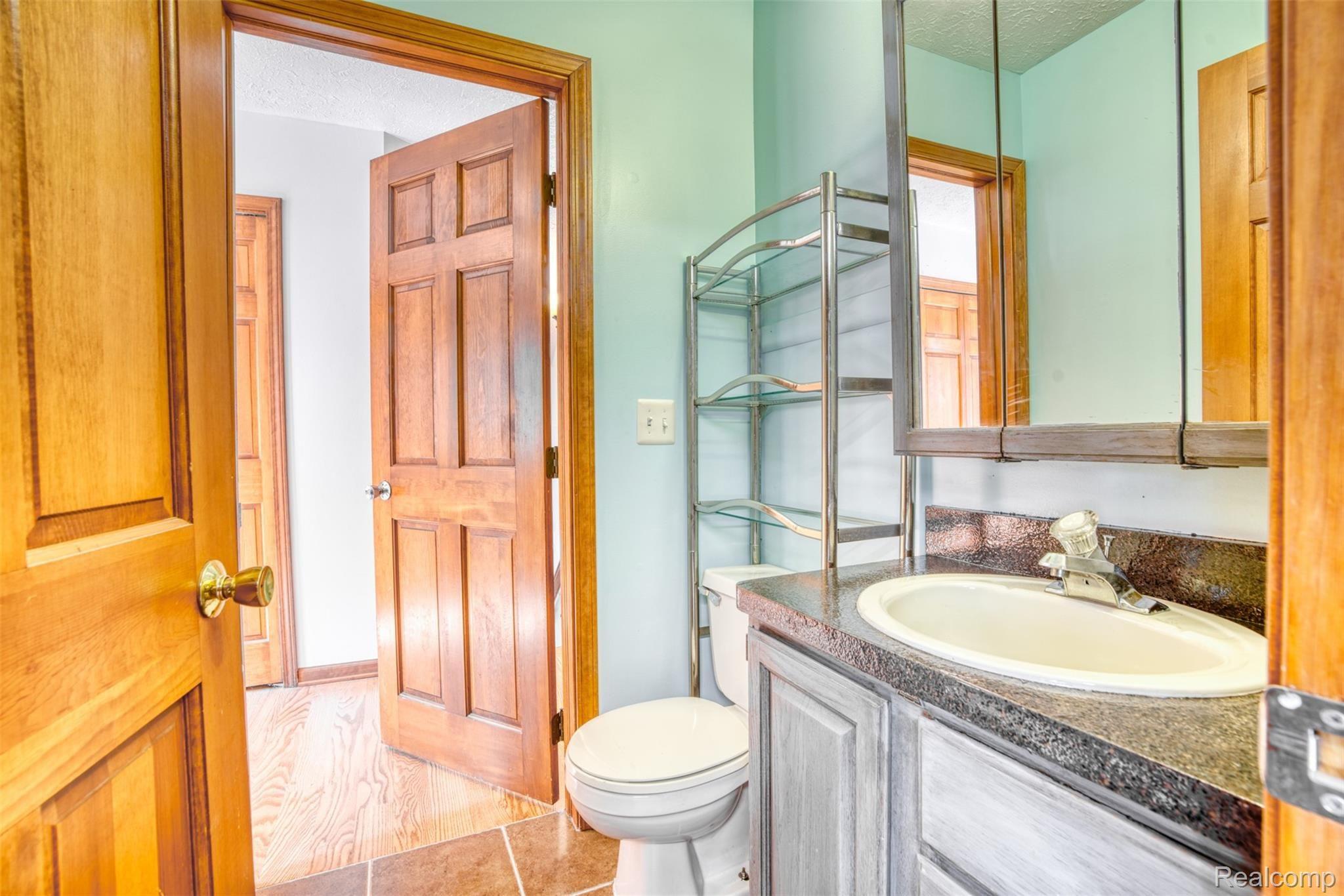 11813 Newman Road Brighton, MI 48114 - Photo 22 of 33 Dual entry 1/2 bath between entry and 4th bed/office