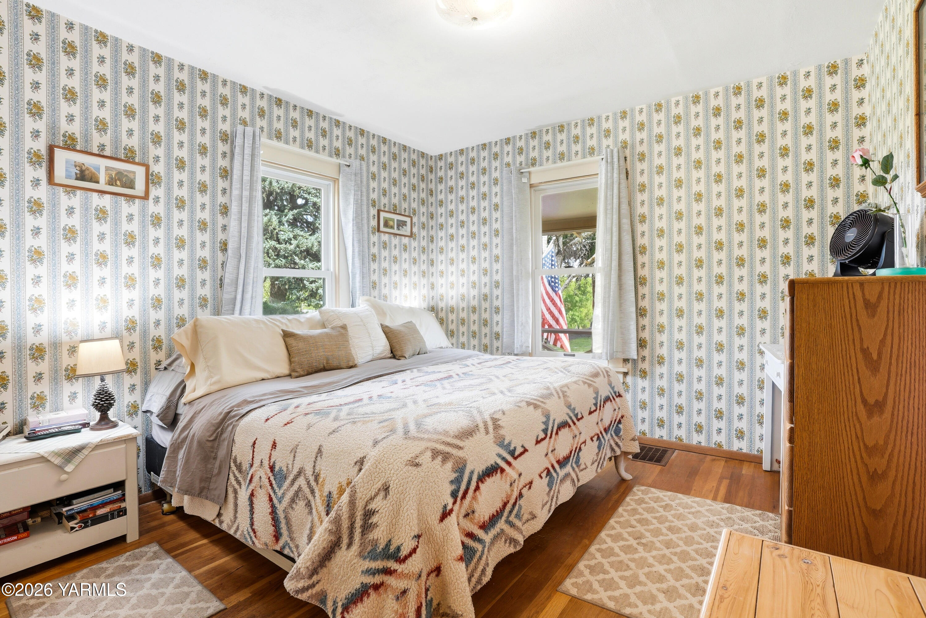 690 North Gleed Road Naches, WA 98937 - Photo 16 of 60 a bedroom with a bed and a mirror