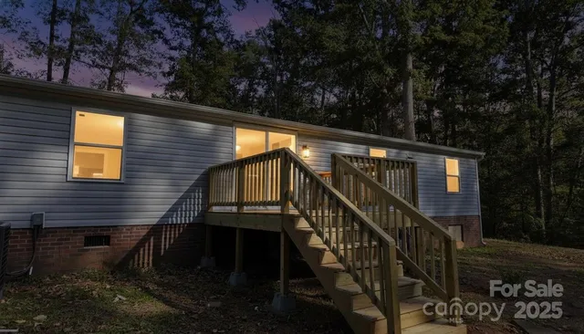 a view of a house with backyard and deck