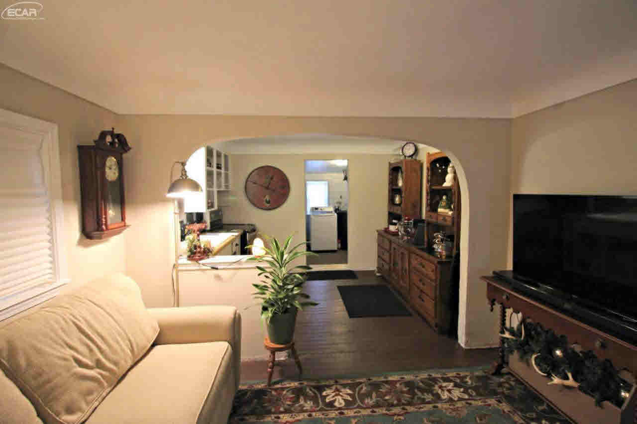 2062 Roland Avenue Flint, MI 48532 - Photo 12 of 19 21259559-11.JPG
