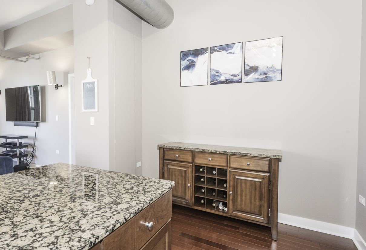 901 West Madison Street, Unit 818 Chicago, IL 60607 - Photo 14 of 26 a room with a bed and a flat screen tv