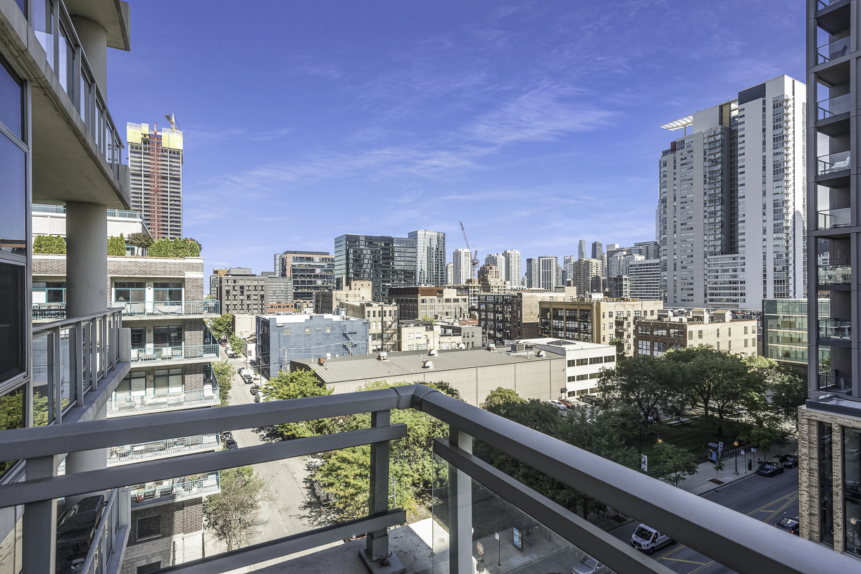 901 West Madison Street, Unit 818 Chicago, IL 60607 - Photo 19 of 26 a city view from a balcony