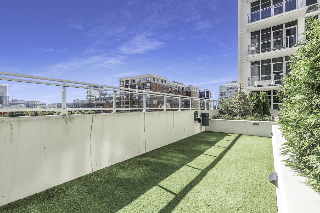 901 West Madison Street, Unit 818 Chicago, IL 60607 - Photo 21 of 26 a view of a house with a swimming pool