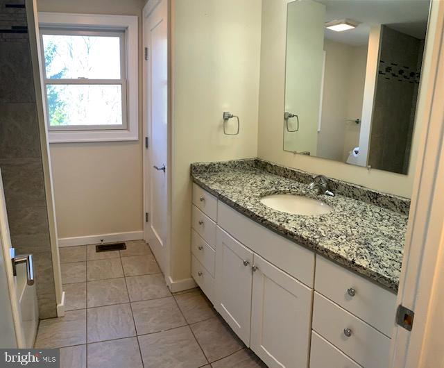 9813 Moyer Road Damascus, MD 20872 - Photo 16 of 43 Hall Bath with tub/shower