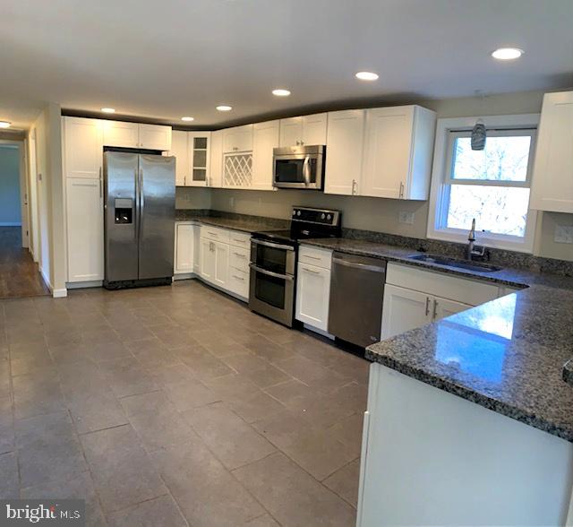 9813 Moyer Road Damascus, MD 20872 - Photo 6 of 43 Granite Counter Top Tile Floor