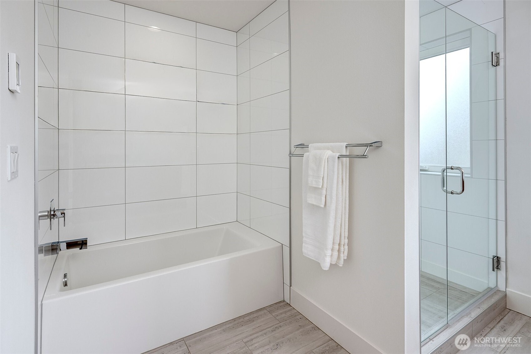 4274 Northeast 50th Street Seattle, WA 98105 - Photo 15 of 22 a bathroom with a bathtub
