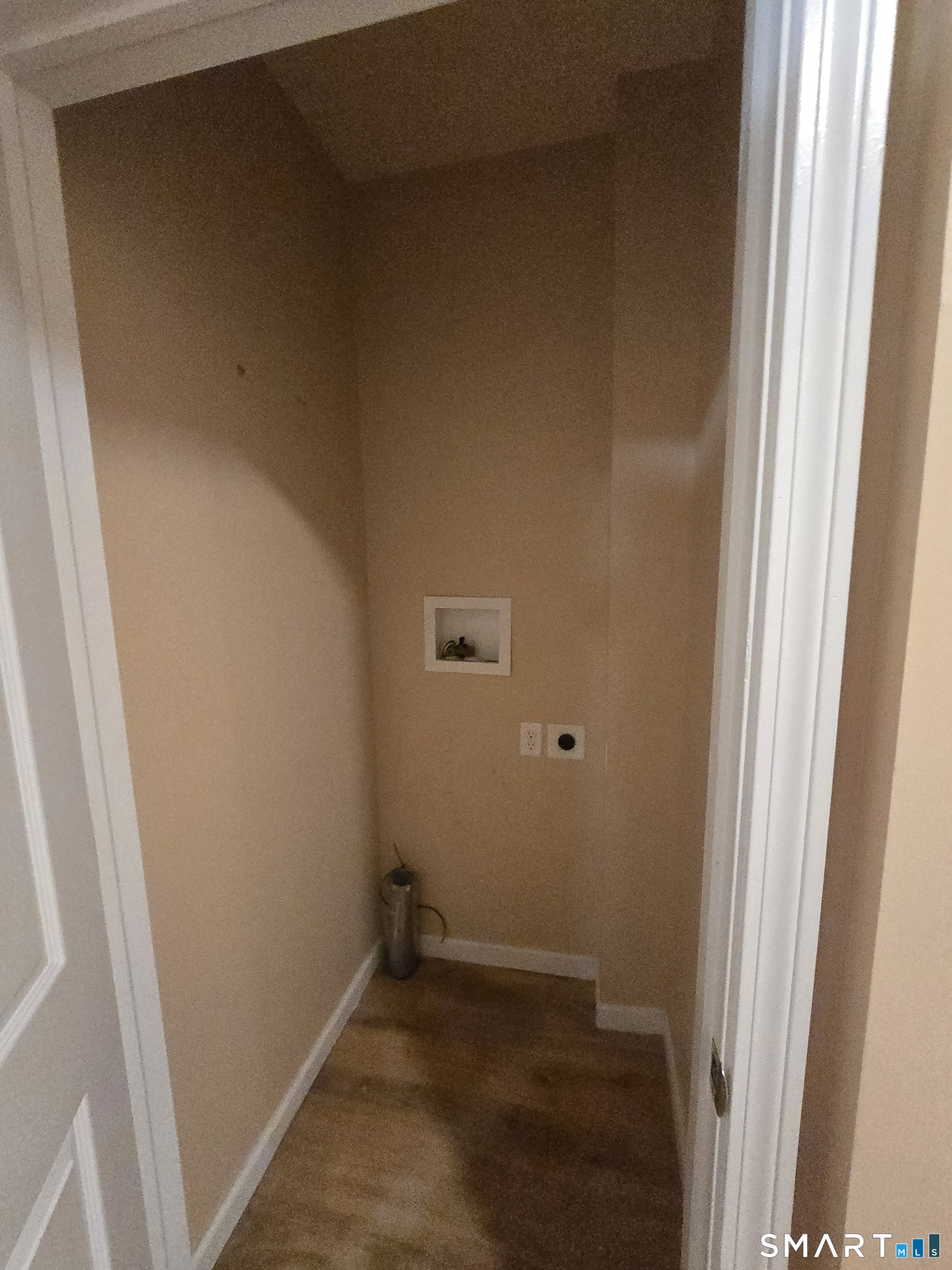 38 Burton Street Hartford, CT 06112 - Photo 14 of 18 a view of room