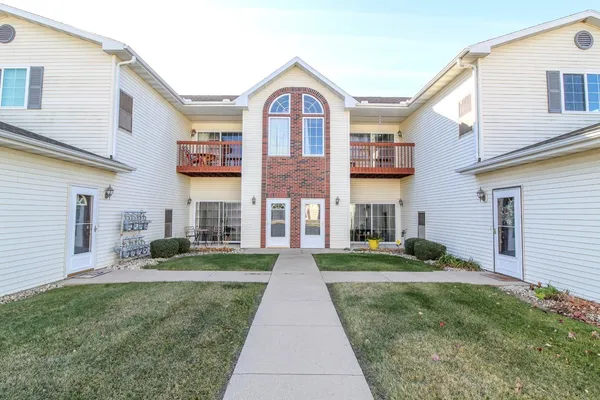 $269,900 | 1612 Commonwealth Drive, Unit 8, Fort Atkinson, WI 53538