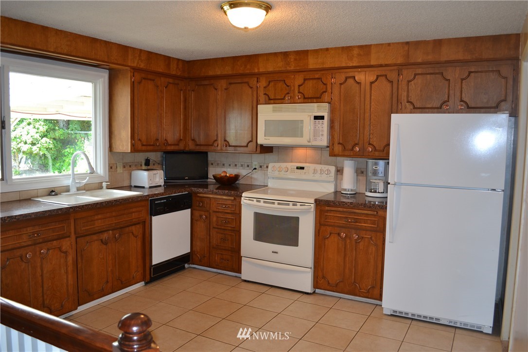 11230 Southeast 182nd Street Renton, WA 98055 - Photo 4 of 15 Gallery Image 4