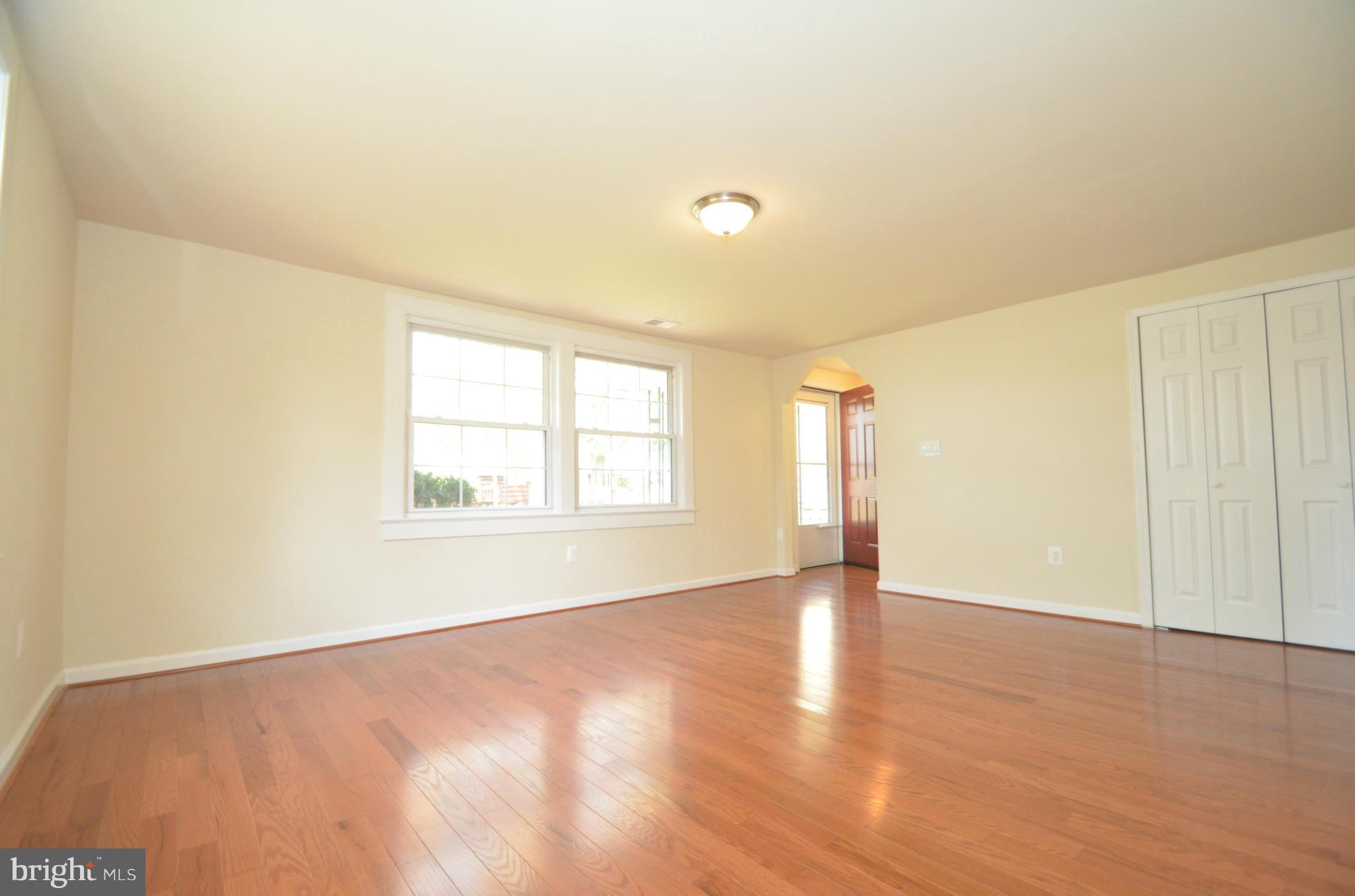 7007 Vismanco Lane Clinton, MD 20735 - Photo 11 of 28 Living Room