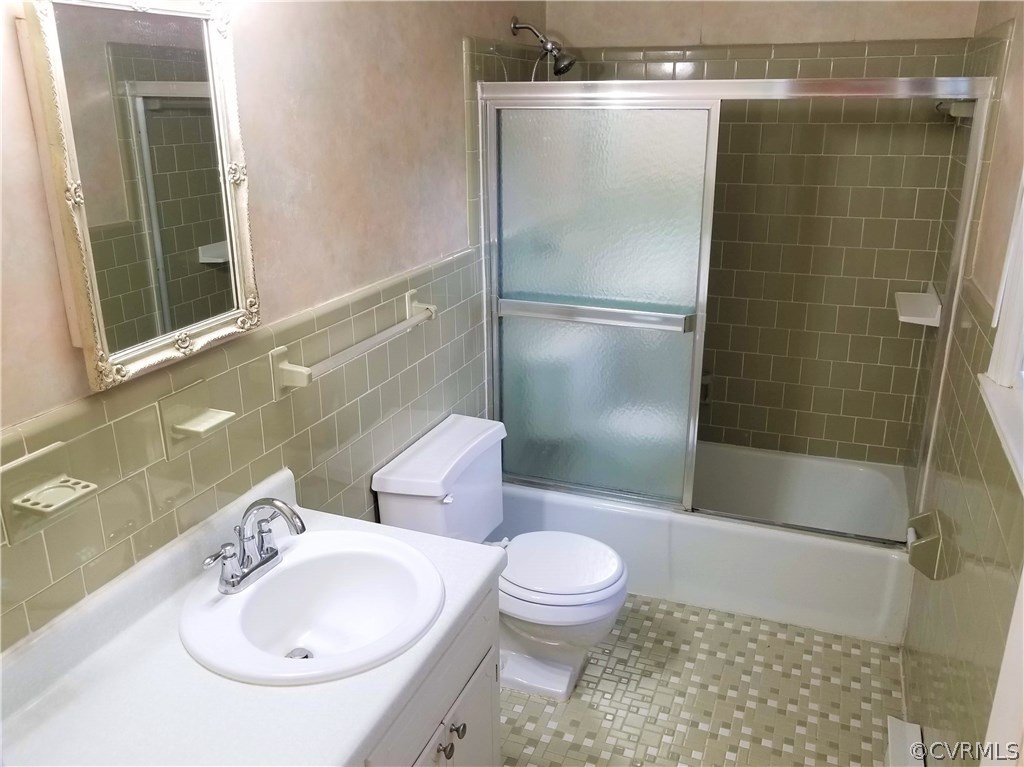 10830 Weybridge Road Chester, VA 23831 - Photo 27 of 33 a bathroom with a sink toilet and shower