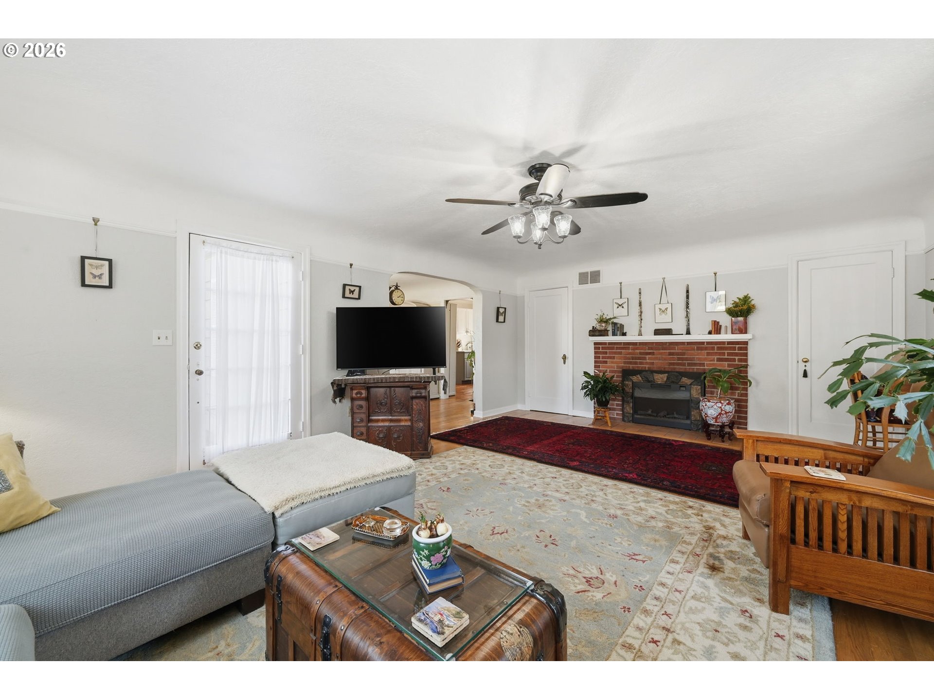 200 Irving Road Eugene, OR 97404 - Photo 9 of 48 Living Room