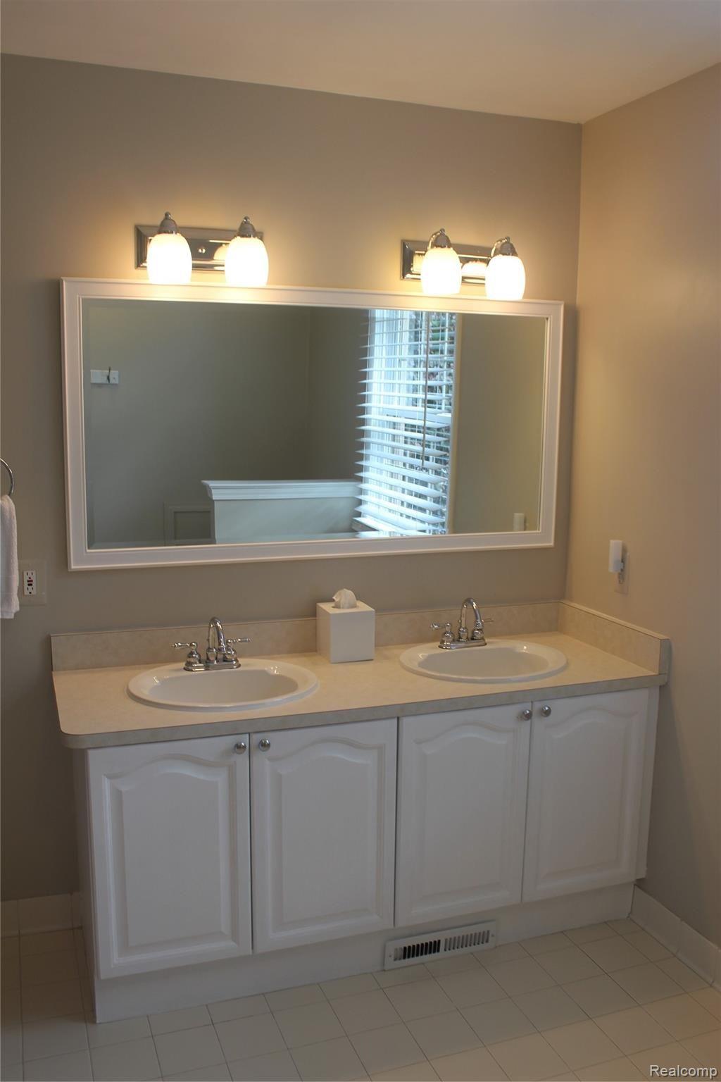 1794 Skyline Drive Rochester, MI 48306 - Photo 35 of 41 Skyline 34 - Full Bath.JPG