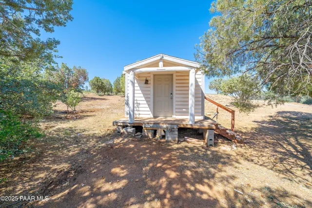 a room with a dresser