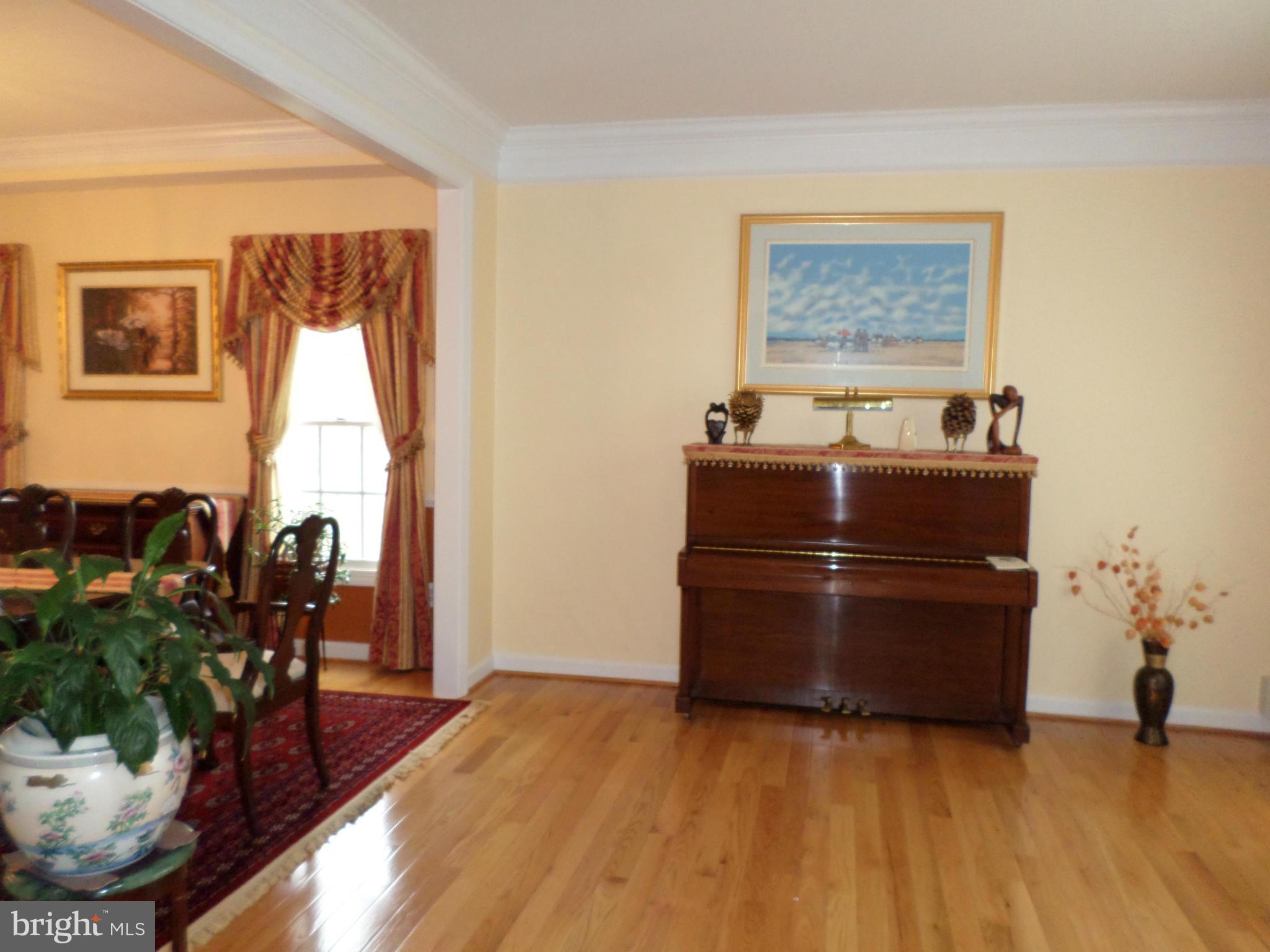 8588 Beatrice Court Springfield, VA 22152 - Photo 7 of 30 Living Room