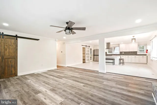 a view of a livingroom with a ceiling fan