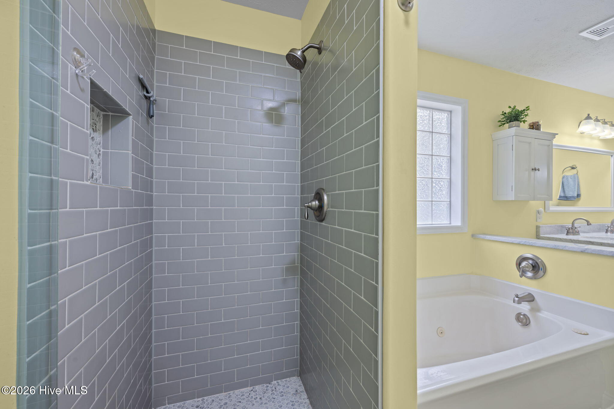 412 Neuchatel Road New Bern, NC 28562 - Photo 19 of 43 Master Bath