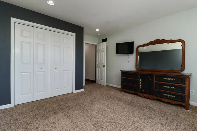a view of a livingroom with furniture
