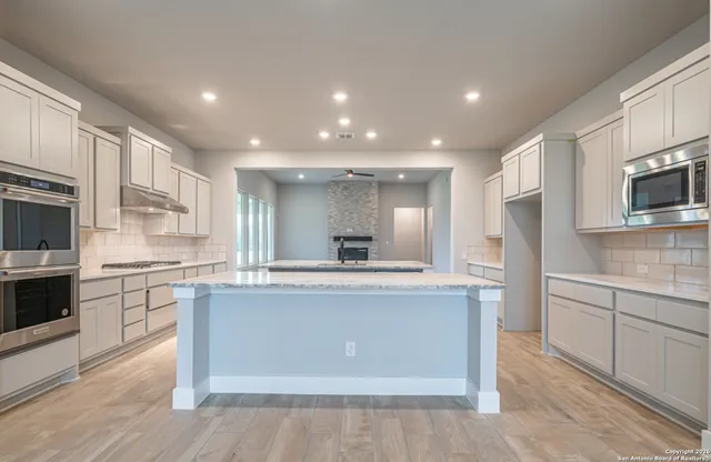 $749,900 | 302 Venado Oaks, Rio Medina, TX 78066