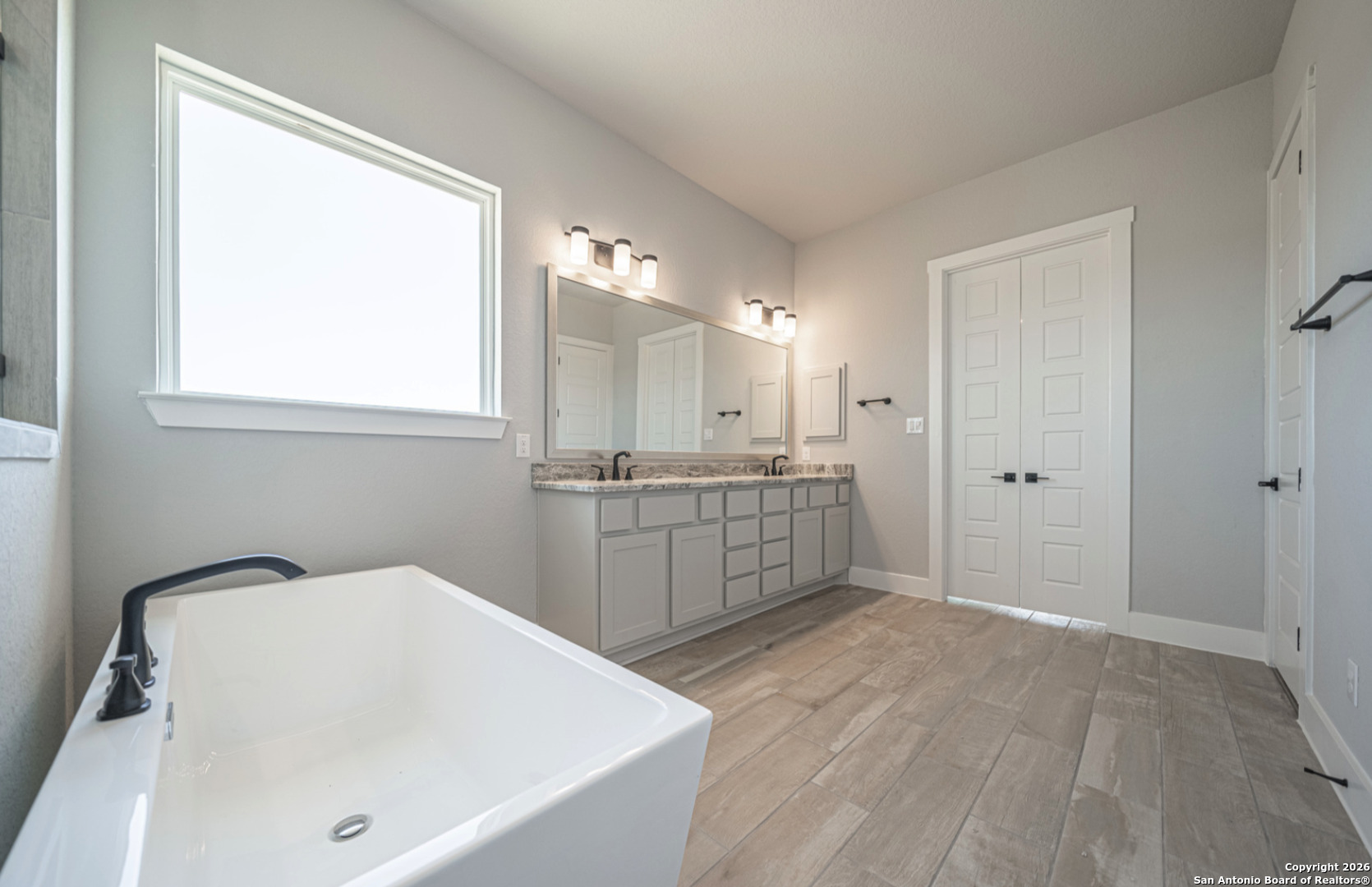 302 Venado Oaks Rio Medina, TX 78066 - Photo 10 of 34 a bathroom with a bathtub a sink and a window