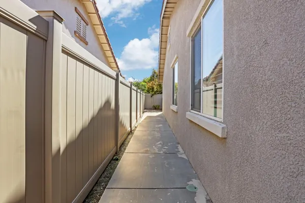 a view of back yard of the house