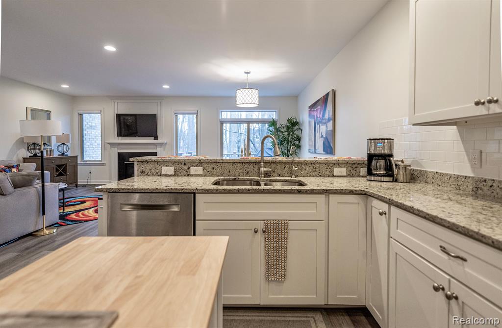 4207 Oak Arbor Drive Rochester, MI 48306 - Photo 4 of 44