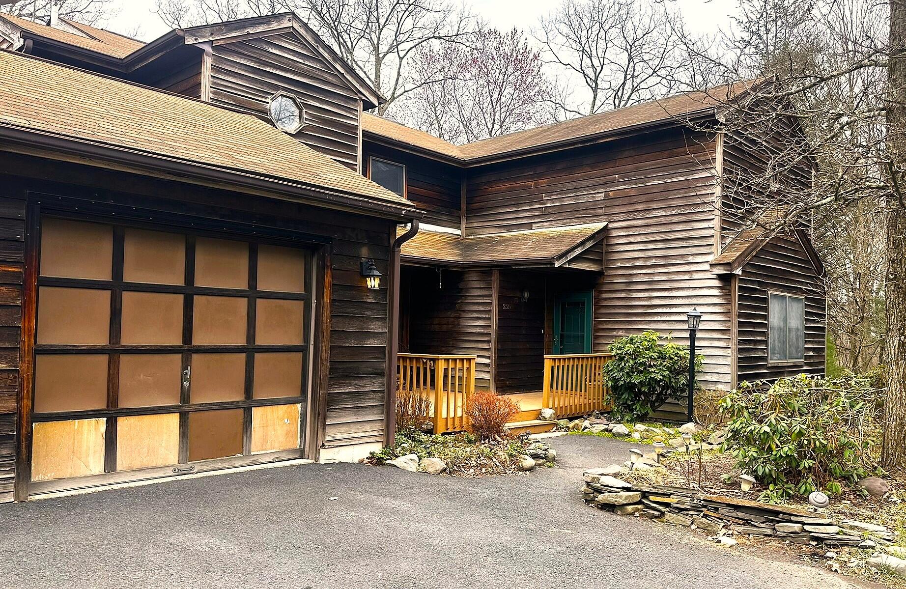 a view of a house with backyard and windows