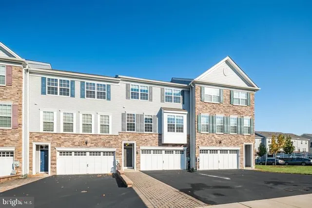 $2,595 | 27127 Hickory Lane, Langhorne, PA 19047