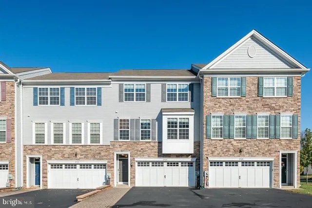 $2,595 | 27127 Hickory Lane, Langhorne, PA 19047