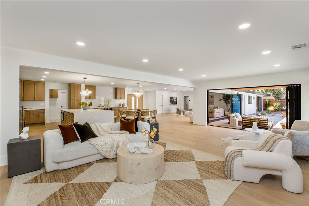 17601 McCormick Street Encino, CA 91316 - Photo 15 of 35