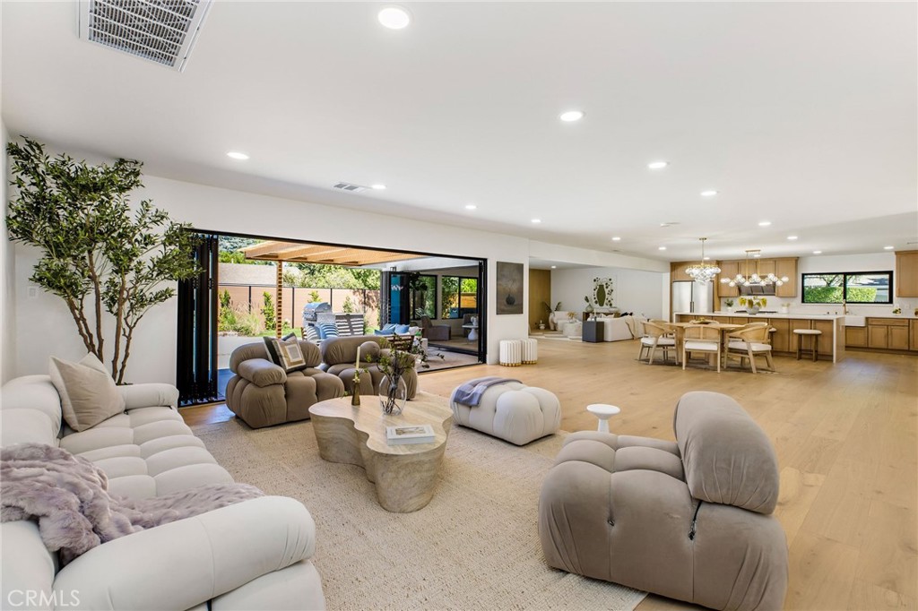 17601 McCormick Street Encino, CA 91316 - Photo 3 of 35