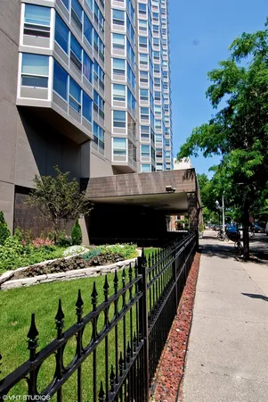 $200,000 | 720 West Gordon Terrace, Unit 18N, Chicago, IL 60613