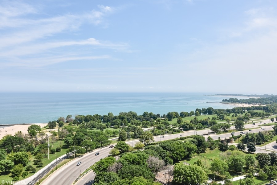 5701 North Sheridan Road, Unit 19B Chicago, IL 60660 - Photo 15 of 17 an aerial view of multiple house
