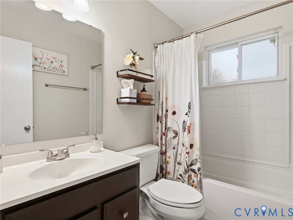 7707 Woodbrook Road Quinton, VA 23141 - Photo 32 of 42 Bathroom featuring a white bathtub with subway til