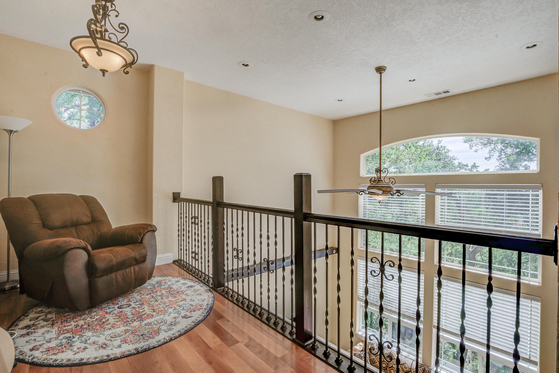 5146 Surrey Drive Redding, CA 96002 - Photo 38 of 57 a view of a livingroom with furniture