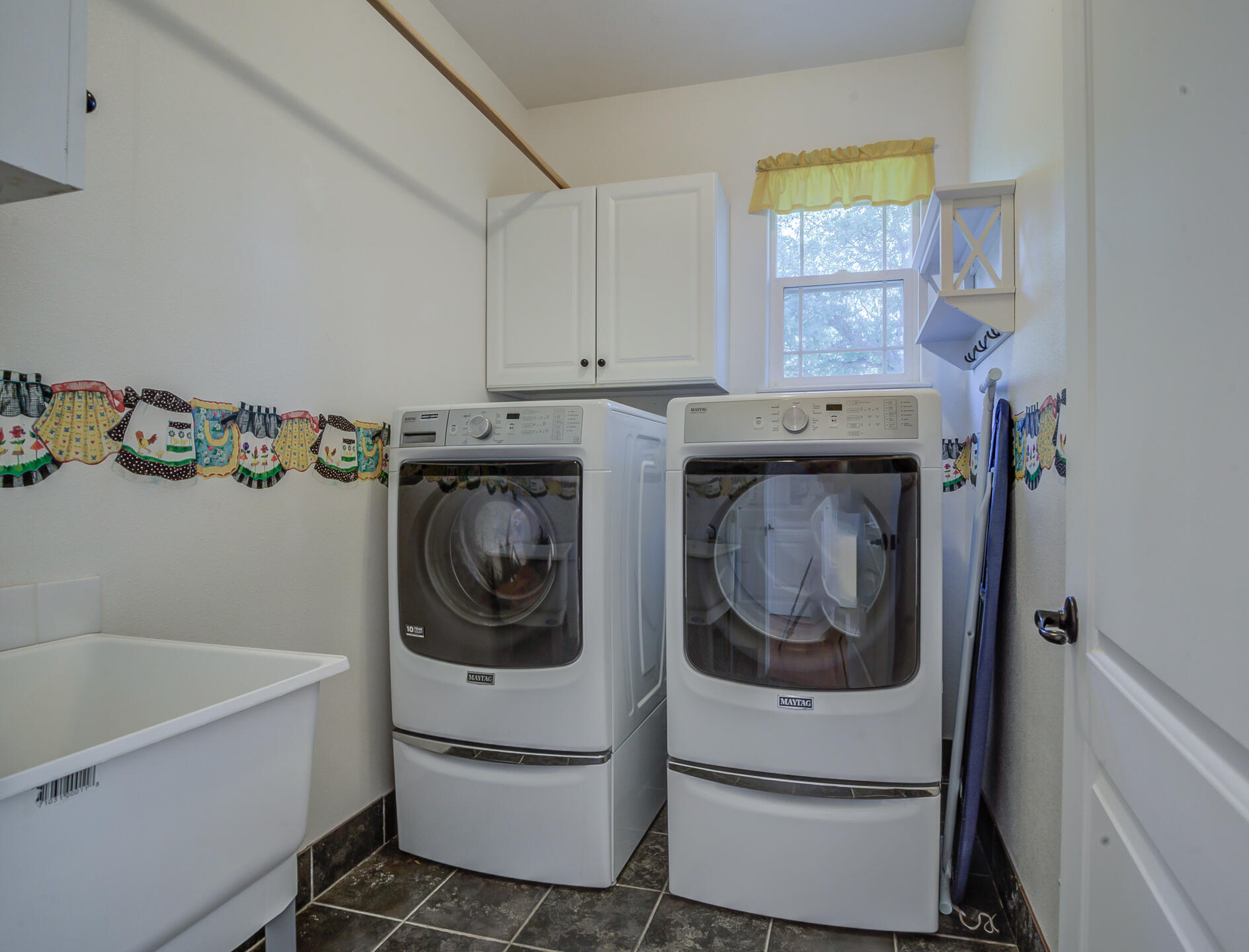 5146 Surrey Drive Redding, CA 96002 - Photo 40 of 57 a utility room with sink dryer and washer