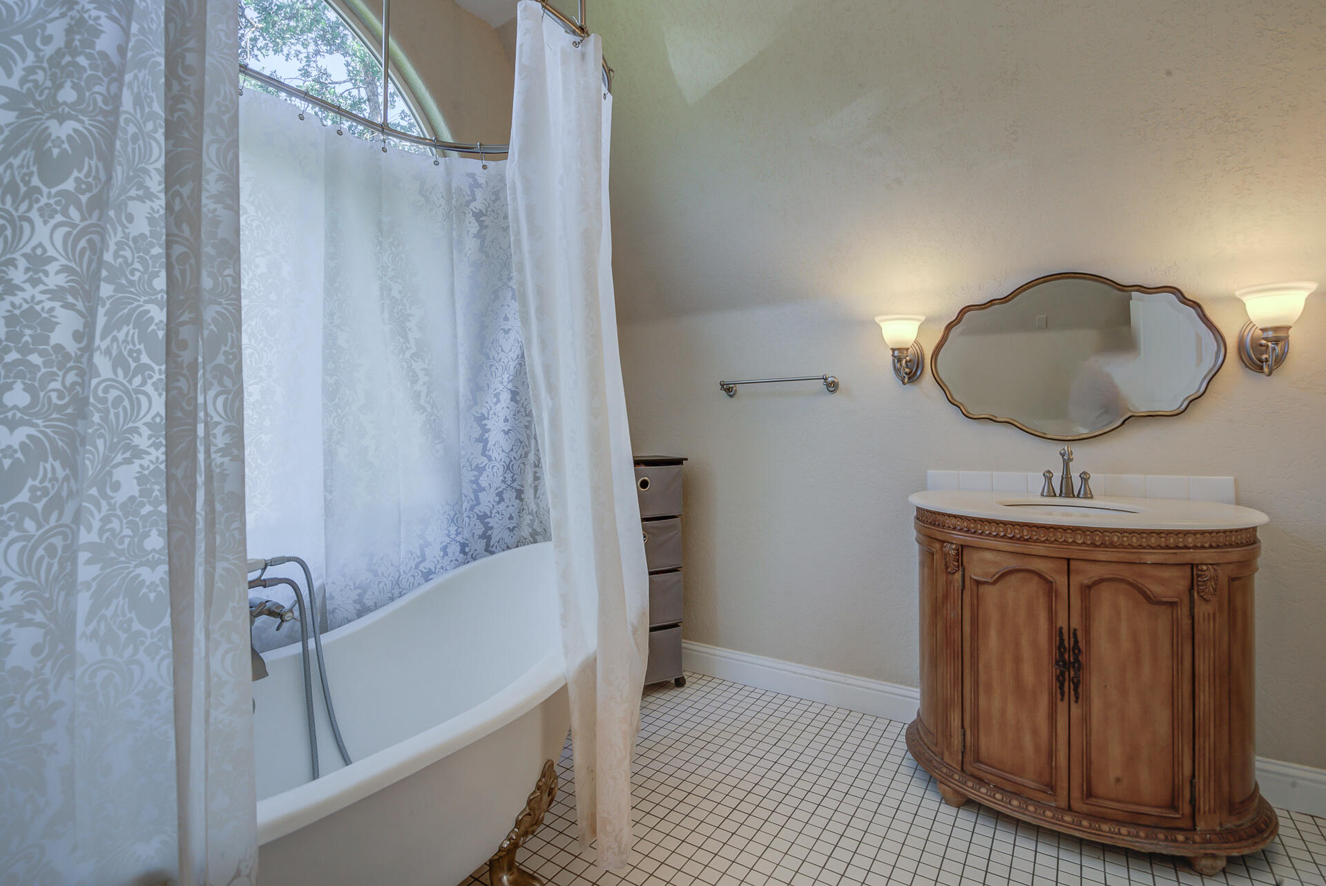 5146 Surrey Drive Redding, CA 96002 - Photo 43 of 57 Upstairs bathroom
